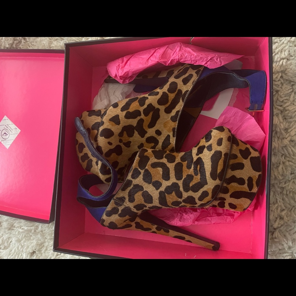 Leopard bootie with indigo strap